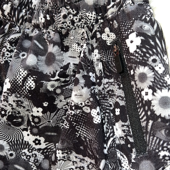 Lululemon Tracker Short 2017 Seawheeze - Counter Culture White / Black Size 4 - Picture 3 of 8